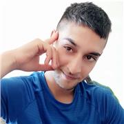 Chico proactivo en continua formación para la búsqueda de empleo con conocimientos en geografía y nociones en música
